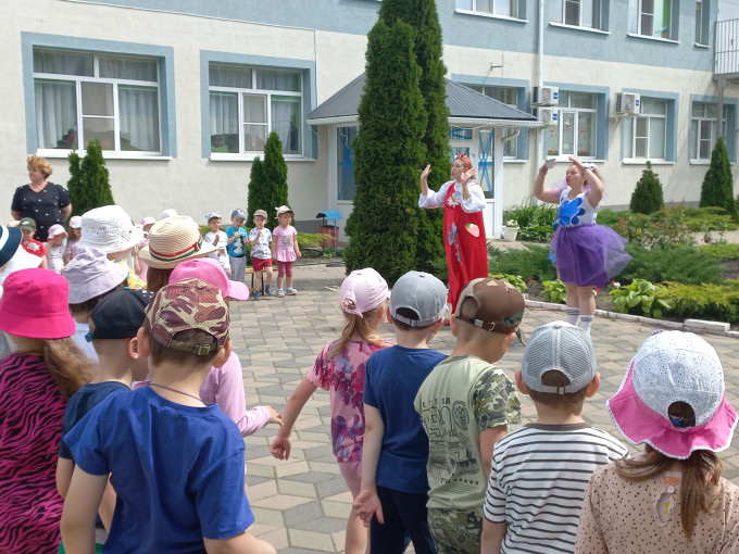 "День защиты детей - праздник счастливого детства!" "День защиты детей - праздник счастливого детства!".